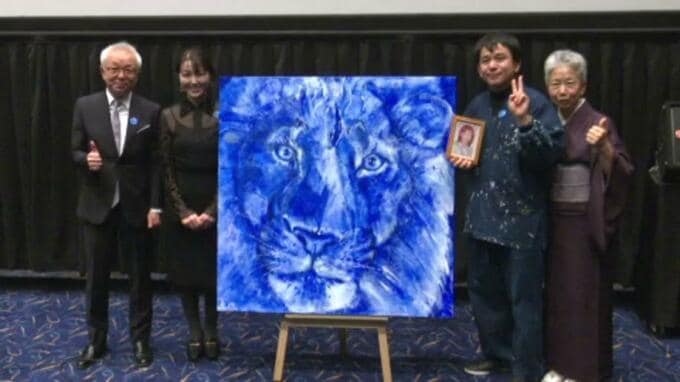 自閉症のアーティスト、石村嘉成さんと家族の絆を描いた映画「青いライオン」 ヒット記念し舞台挨拶　|　愛媛のニュース - Nスタえひめ｜あいテレビは6チャンネル