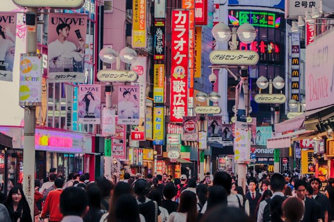 若者らでにぎわう渋谷センター街