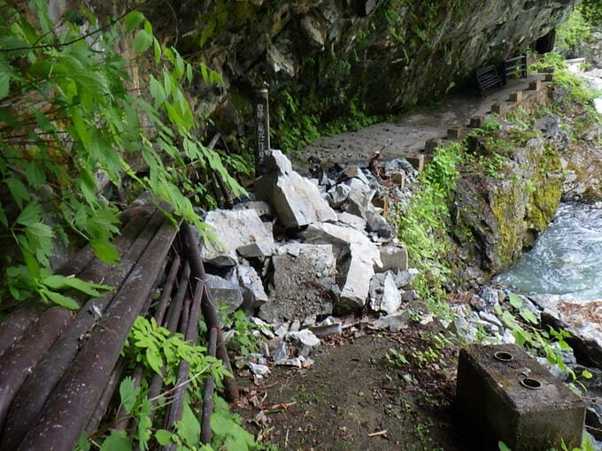 黒部峡谷トロッコ電車の終点「欅平駅」付近の遊歩道で落石被害を確認　復旧には数年要する見通し　トロッコ全線開通後の観光に課題　|　富山のニュース｜天気・防災｜チューリップテレビ