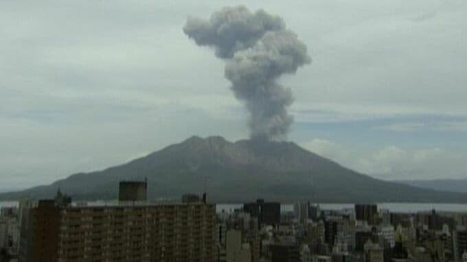 桜島で噴火、噴煙高さ2500m　灰は北の姶良市方向へ　熊本・宮崎でも降灰予想　鹿児島|TBS NEWS DIG