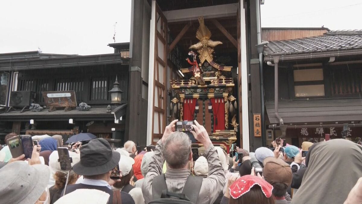 春の高山祭 2日目はあいにくの雨 絢爛豪華な屋台の曳き揃えは中止も… 屋台蔵の中で｢からくり奉納｣披露し観光客ら魅了 岐阜