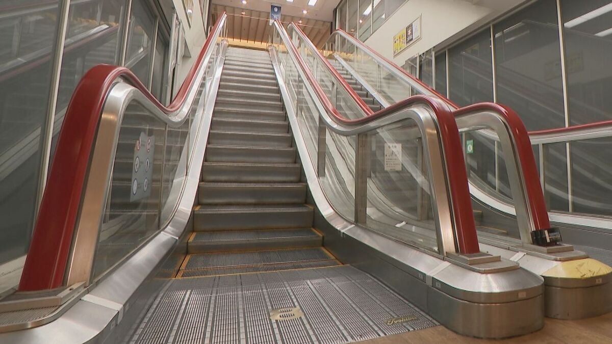 ｢世界でここしかない｣ 名鉄百貨店の“珍エスカレーター” 手すりが垂直に床下へ… 2月の閉店後はどうなる 1967年設置 名古屋