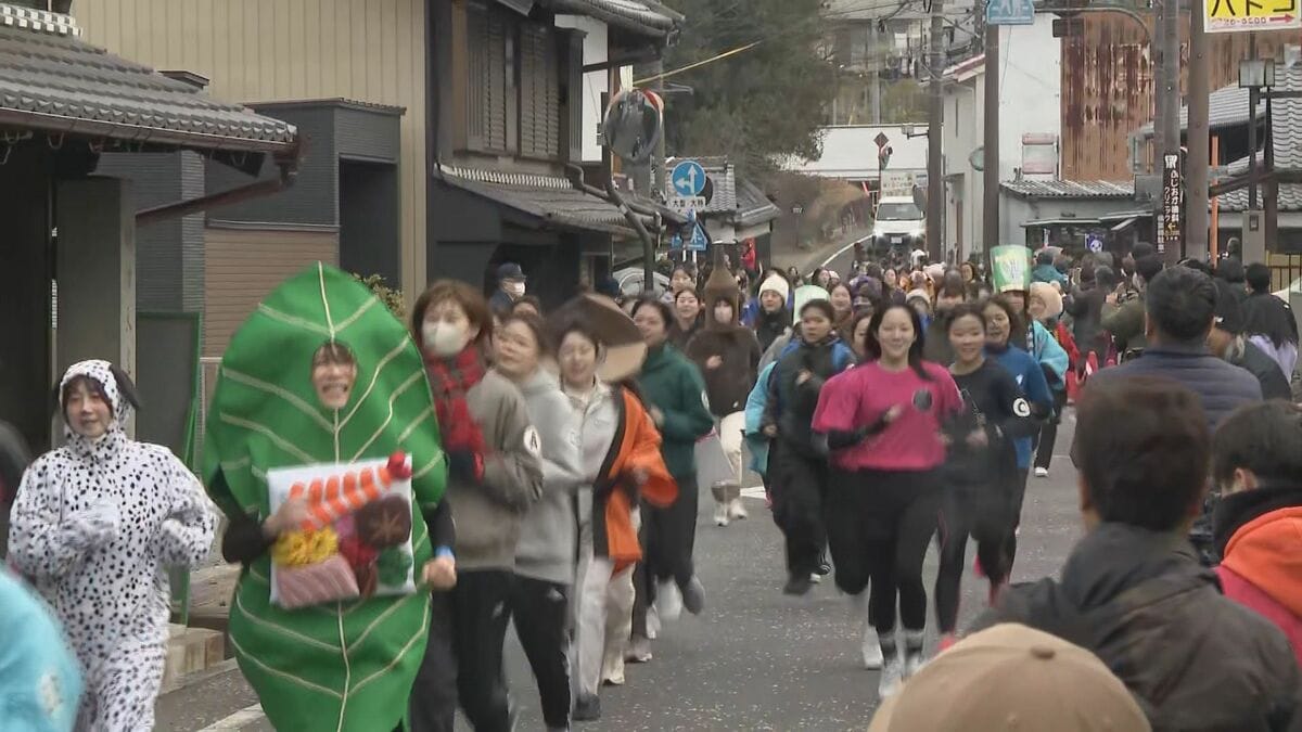 兵庫･西宮神社の｢福男選び｣に着想を得て…｢福女チャレンジ｣開かれる 女性111人が500ｍ先のゴール目指す 岐阜･恵那市