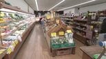 “日本一のスーパー”が岐阜の山奥に… コンビニ半分の広さで｢KALDI｣と呼ばれる秘密 店主は元百貨店の販売員 中津川市　|　名古屋・愛知・岐阜・三重のニュース【CBC news】 | CBC web