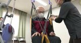 介護現場の悩みの種「腰痛」を防ぐには…介護用機器を使ってベッドへ移動、先進的な取り組み学ぶ体験会|TBS NEWS DIG
