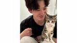 【 岡田将生 】 膝の上の子猫を優しく見つめるオフショットを披露 夜のビデオ通話も…愛猫との穏やかな日常を公開|TBS NEWS DIG