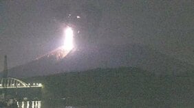 桜島で爆発あいつぐ 噴煙4400m「火山雷」も【きょうの降灰予報】「爆発は約3か月ぶり」|TBS NEWS DIG