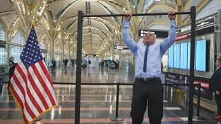 ワシントンの空港でケネディ長官とダフィー長官が“懸垂”対決　いったいなぜ？| TBS CROSS DIG with Bloomberg