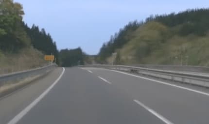 ドラレコ動画】「うわぁ！あぶねぇぇ！」あわやクマと衝突 高速道路を
