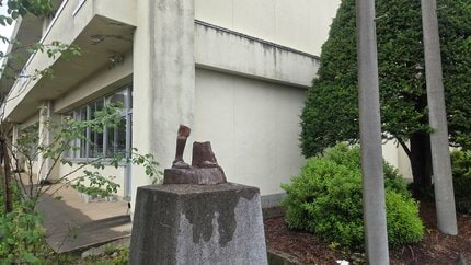 小学校の二宮金次郎像が地震で破断 像は撤去 再建か、台座も撤去するか