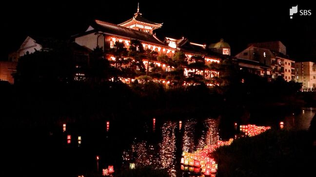 川面を照らす光が夏の夜の幻想的な雰囲気に  恒例の「松川灯籠流し」＝静岡・伊東市|TBS NEWS DIG