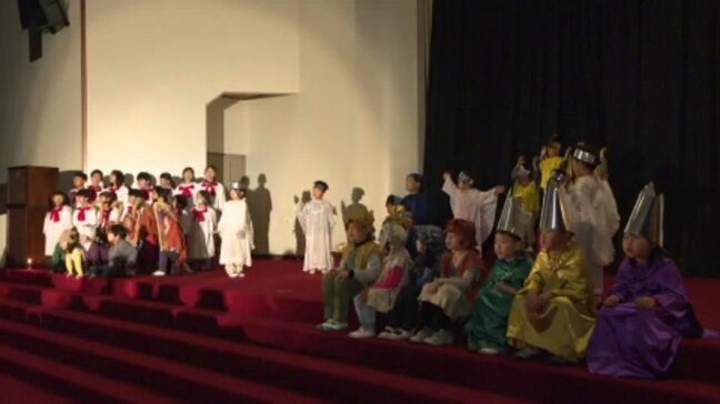 「イエス・キリストの誕生」子どもたちがマリア、ヨセフ、羊飼いに扮し劇披露 愛媛・松山市|TBS NEWS DIG