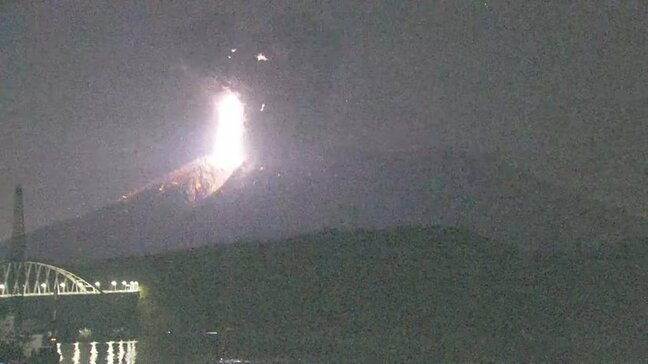 桜島で爆発あいつぐ　噴煙4400ｍ「火山雷」も【きょうの降灰予報】「爆発は約3か月ぶり」|TBS NEWS DIG