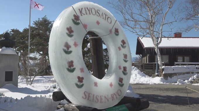 直径2.4ｍ、重さは800㎏　巨大な氷のリースお目見え　大雪で白銀の清里・清泉寮|TBS NEWS DIG