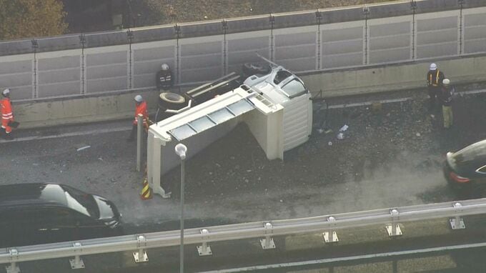 東京・豊島区の首都高5号池袋線でダンプカーが横転　荷台の土砂が道路上に散乱|TBS NEWS DIG
