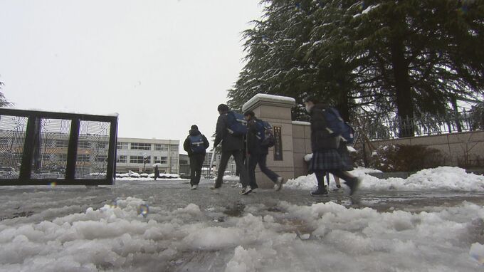 雪が降る中…県立高校で前期選抜入試　雪で遅れた生徒には繰り下げ対応も　福島|TBS NEWS DIG