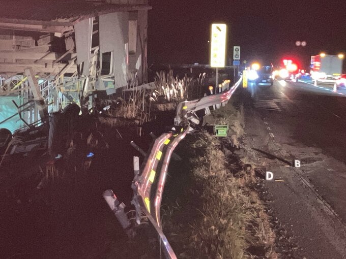 大型トラックが横転…工場の建物にぶつかる【現場写真掲載】運転手の男性が意識不明　長野県下諏訪町の国道…トラックは和田峠を走行|TBS NEWS DIG