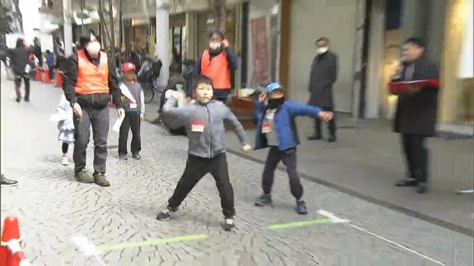 手づくりの紙飛行機で飛距離を競う “紙ヒコーキ1グランプリ” 日本で初めて空を飛んだ浮田幸吉ゆかりの表町商店街で開催【岡山】|TBS NEWS DIG