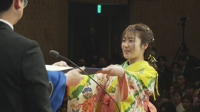 金沢大学で卒業式 2500人が新たなステージへ 和田学長は「希望と明るさに満ちあふれる社会の実現に貢献してほしい」と言葉贈る|TBS NEWS DIG