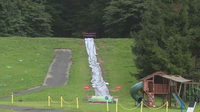 ウォータースライダーで上から滑って来た子どもと衝突し、当時8歳の小学生が死亡　イベントの引率責任者の町職員を「減給」の懲戒処分　児童の両親は「軽過ぎる」「全く納得できない」　島根県邑南町|TBS NEWS DIG