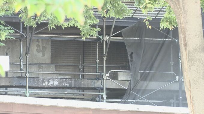 東京・小金井市の13階建てマンション敷地内で火災 住民12人けが　出火の原因は仮設資材置き場内の電線ショートか|TBS NEWS DIG