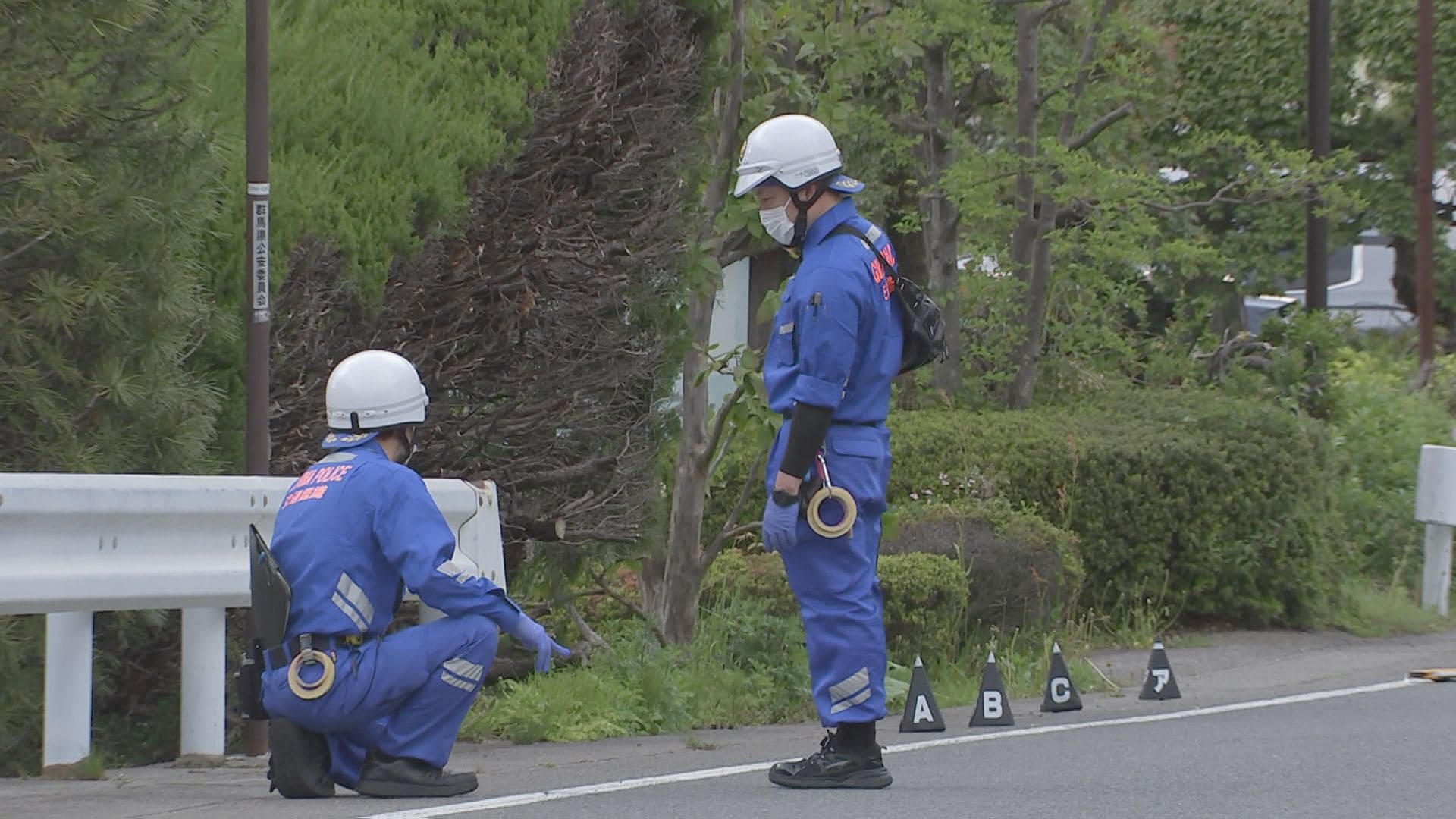 交通違反取締中の男性警察官が停止に応じなかった車に引きずられ重傷
