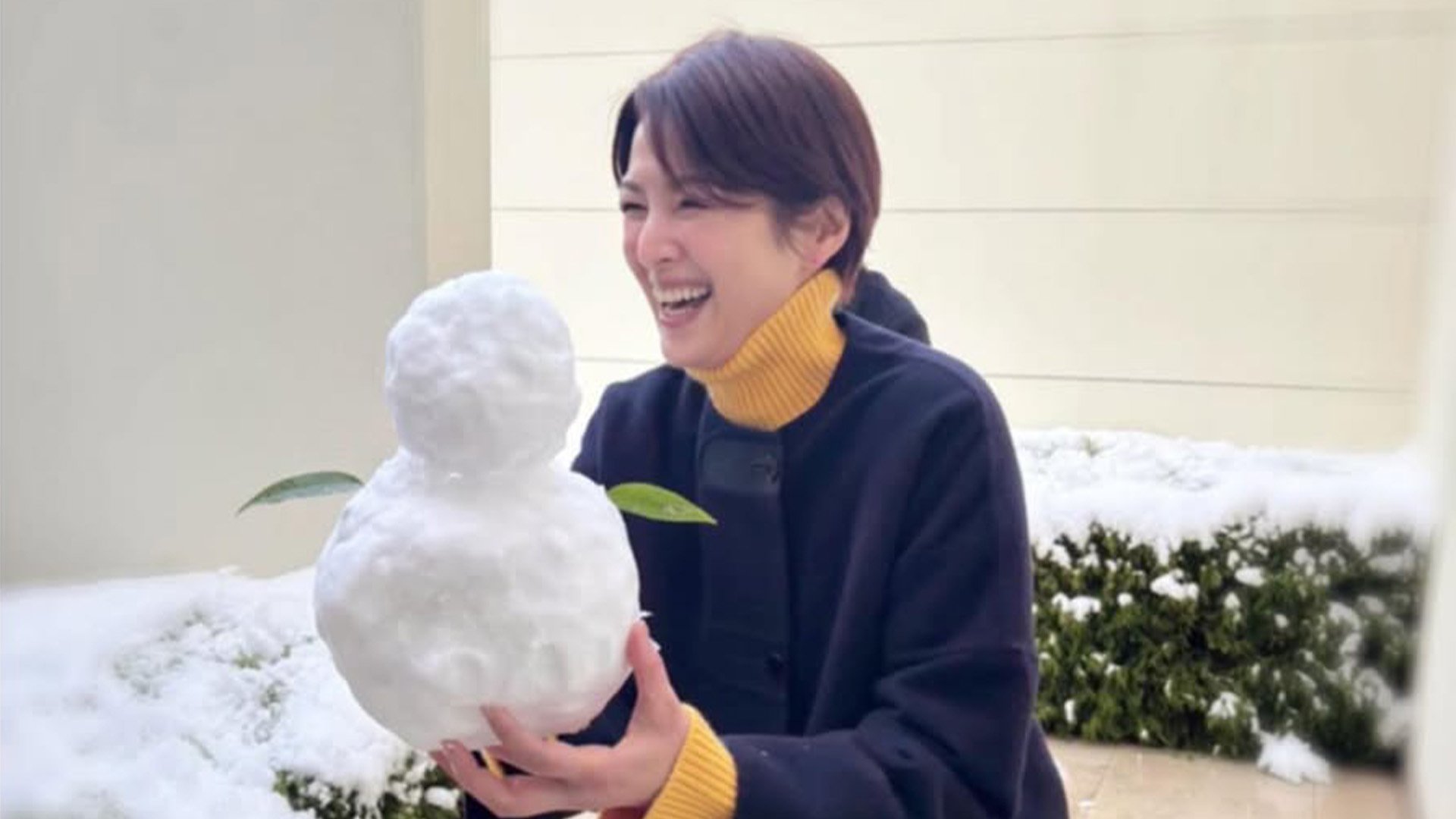 雪だるまページ 吉瀬美智子 】 雪だるま抱え 〝無邪気すぎる〟オフショット公開