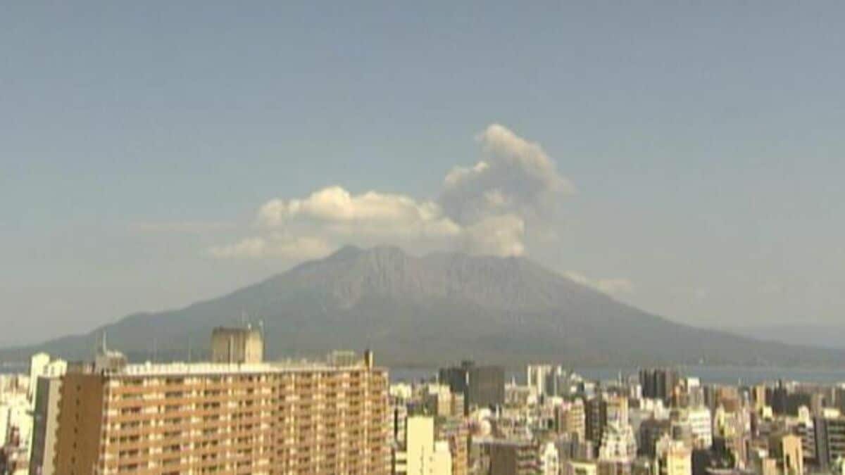 桜島で噴火相次ぐ　午前5回、午後にも…噴煙が最高1800mまで上昇　灰は鹿屋市輝北方向へ　鹿児島