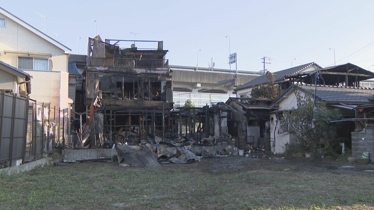 住宅が全焼 周辺の建物7軒も焼ける 愛知･春日井市の住宅火災は通報から約13時間後に鎮火 火元の住宅に住む女性を搬送もケガなし
