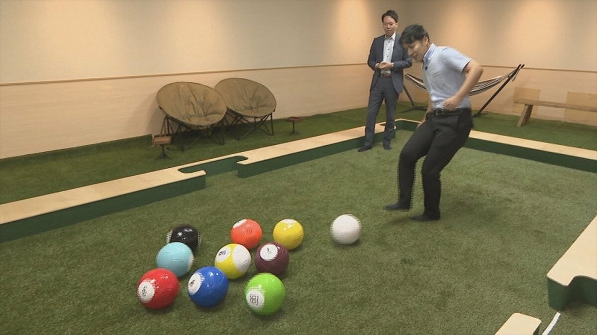 サッカー×ビリヤード　新感覚スポーツ「ビリッカー」を体験　蹴る力加減や跳ね返りを計算