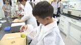 白衣に身を包み 衛生環境研究所で子どもたちが化学や生物を学ぶ 愛媛 | 愛媛のニュース - Nスタえひめ|あいテレビは6チャンネル