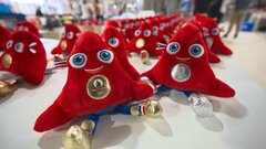 パリオリンピックのメダリストらに贈られる特別なマスコット「フリージュ」　製作現場が公開| TBS CROSS DIG with Bloomberg