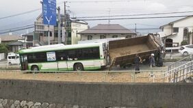 【速報】“魔の下り坂”でまた…トラックがバスに追突し横転　トラック運転手が重傷　バス乗客8人程度軽傷か　神戸・灘区|TBS NEWS DIG