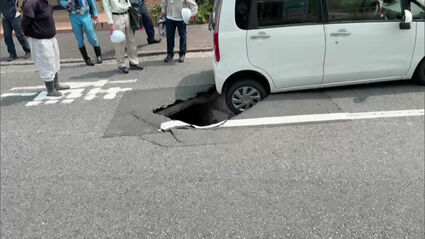 北九州市小倉南区で道路が陥没 右の後輪が穴にはまった軽乗用車が一時