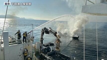 松崎町沖で漁船から出火 乗組員にけがなし 漁船は消火活動中に沈没
