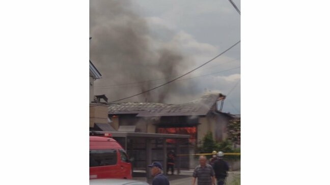 【現場画像】高畠町の住宅火災　午後1時過ぎに鎮圧も消火活動続く　1人がやけどしドクターヘリが出動（山形）|TBS NEWS DIG