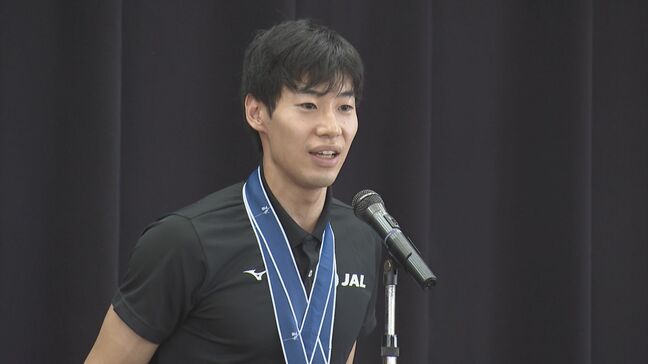 「どれだけ愛を注げるかが大事」フェンシング加納選手らが母校に凱旋　世界大会の金メダル報告|TBS NEWS DIG