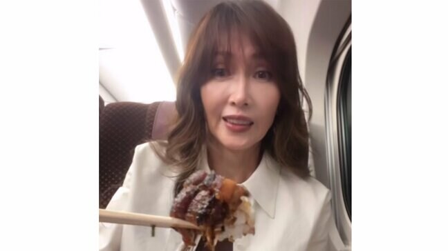 【 工藤静香 】 移動中の「もぐもぐタイム まさかの鰻」に驚きの表情 豪華うなぎ料理に舌鼓|TBS NEWS DIG