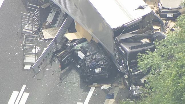 中央自動車道で7台が絡む事故 横転したトラックが乗用車を押しつぶす 男性2人けが 小牧JCT～多治見ICの上り線が通行止め（15日午後1時15分現在） 岐阜|TBS NEWS DIG