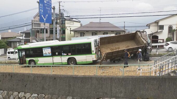 【速報】“魔の下り坂”でまた…トラックがバスに追突し横転　トラック運転手が重傷　バス乗客8人程度軽傷か　神戸・灘区|TBS NEWS DIG