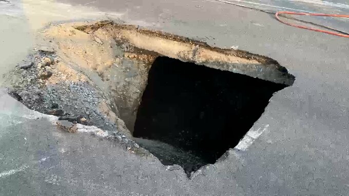 【続報】青森県六戸町の県道で道路が陥没　道路の真ん中に直径約1ｍ・深さ約2ｍの穴　これまでに人的被害や物的被害は確認されず　原因は調査中|TBS NEWS DIG