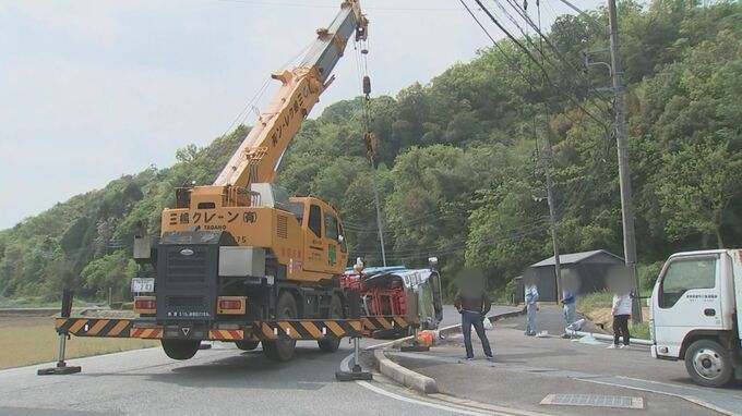 ごみ収集車が県道で横転　カーブ曲がり切れなかったか…街路灯なぎ倒す　|　BSSニュース | BSS山陰放送