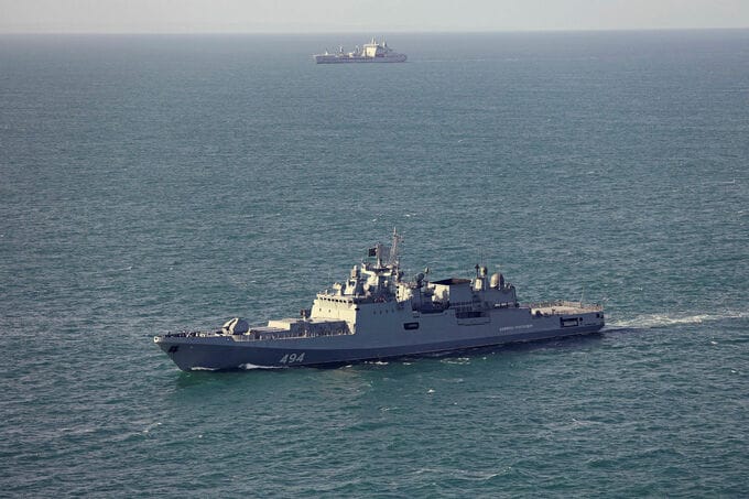 ロシア軍艦、英仏海峡で英国のヨットに警告射撃－負傷者なし