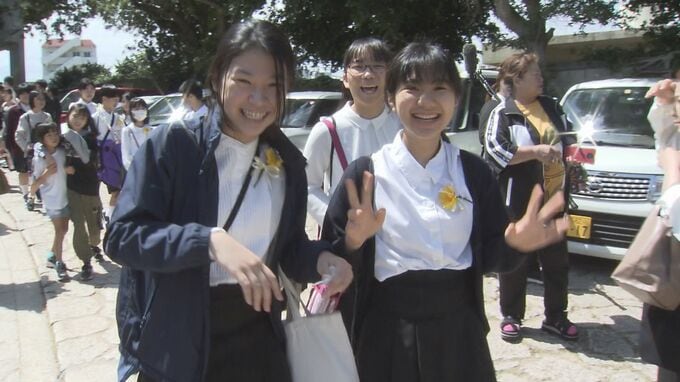 那覇市の小学校で卒業式　城西小では卒業証書と手作りした芭蕉紙の記念紙を受け取る|TBS NEWS DIG