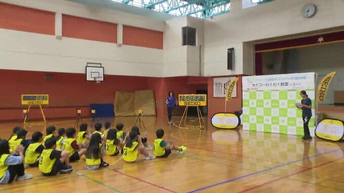 スタートの姿勢を手本で見せる福島千里さん