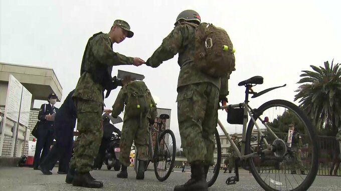 警察×陸上自衛隊 自転車の自転車の青切符制度について合同で広報活動 春の交通安全運動に合わせて 広島・海田市駐屯地|TBS NEWS DIG