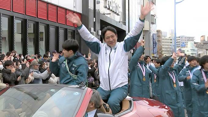 青山学院大 手作りうちわ＆応援タオルで箱根優勝パレード「4年ぶりにこの男、このチームが帰ってきました」原監督大興奮|TBS NEWS DIG