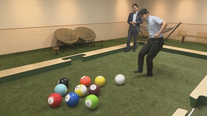 サッカー×ビリヤード　新感覚スポーツ「ビリッカー」を体験　蹴る力加減や跳ね返りを計算　|　山梨のニュース | ＵＴＹテレビ山梨