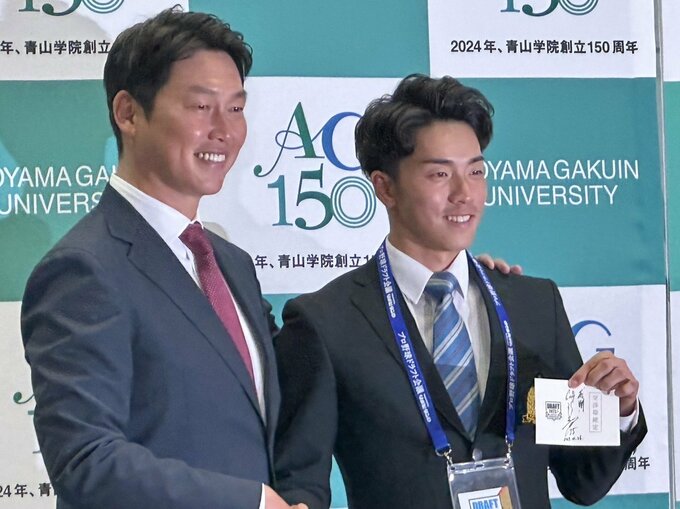 広島カープ　新井監督が当たりくじを持ってさっそく青学・常廣投手を訪問【ドラフト2023】|TBS NEWS DIG
