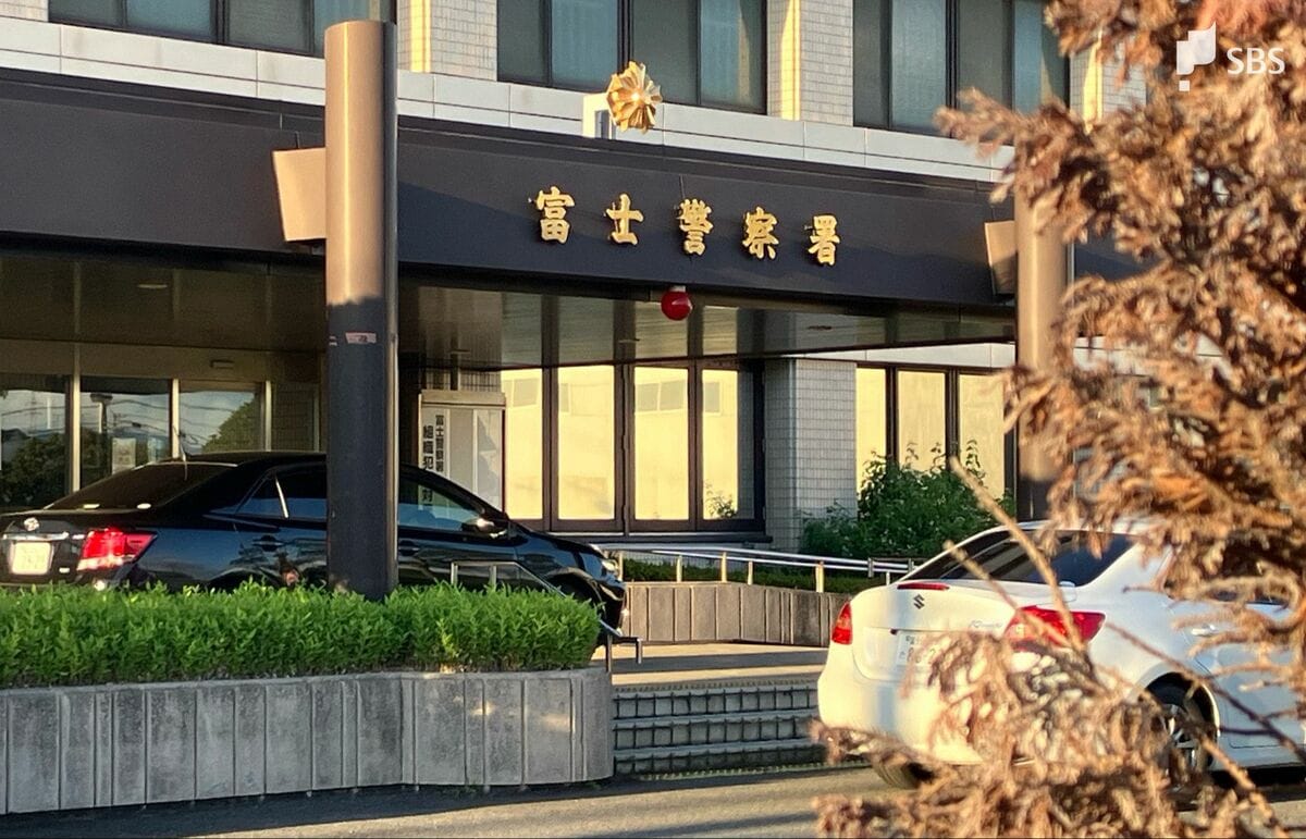 大ウソつきの暴力警官今も現役で活躍中」警察署前で警察官の顔写真